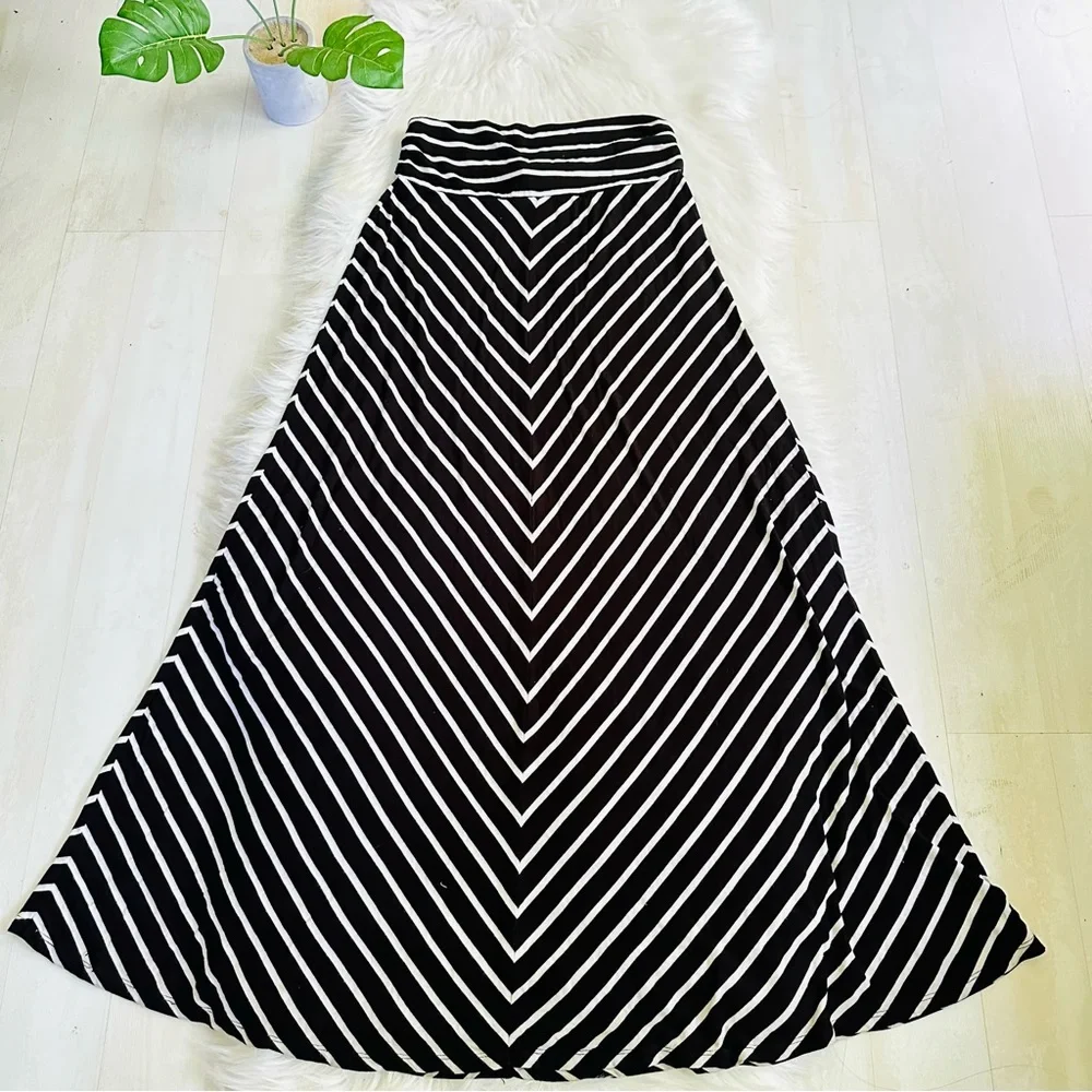 Merona Y2K Black And White Striped Pull-On Chevron Maxi Skirt, Small